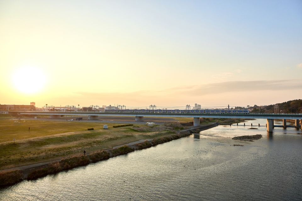 夕暮れの多摩川と電車